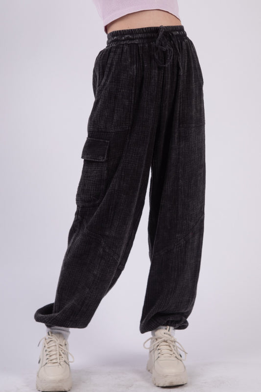 VERY J Washed Woven Crinkle Gauze Drawstring Pants in Black