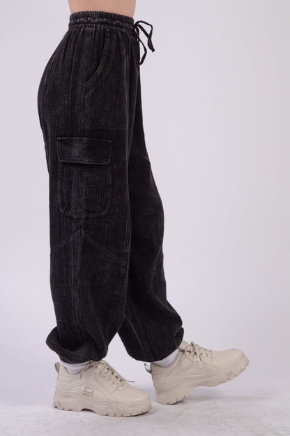 VERY J Washed Woven Crinkle Gauze Drawstring Pants in Black